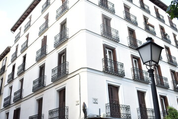 Obraz premium El encanto del blanco en las calles