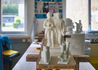 Weiße Gipsfigur der Gebrüder Grimm, Jacob und Wilhelm, mit Lorbeerkranz, Detailaufnahme,...