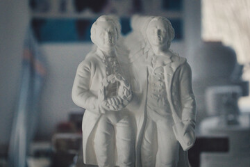 Weiße Gipsfigur der Gebrüder Grimm, Jacob und Wilhelm, mit Lorbeerkranz, Detailaufnahme,...