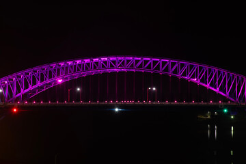 Obraz premium illuminated bridge on the sea in the night