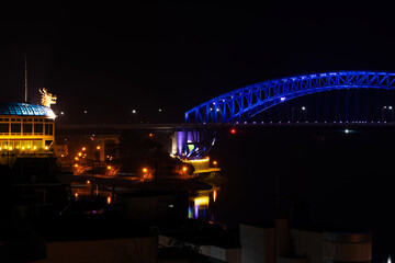 Obraz premium night view with the illuminated bridge and building