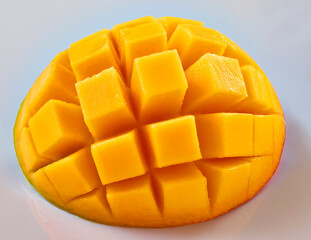 Aufgeschnittene Mango Deko, Mango, Obst, gesund, isoliert, Mangowürfel,