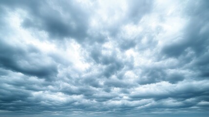 Obraz premium Dramatic sky filled with heavy clouds creating a moody atmosphere and a sense of impending weather event