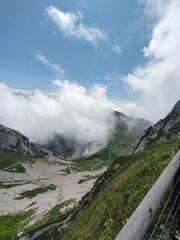 Alpejski krajobraz ze szlaku