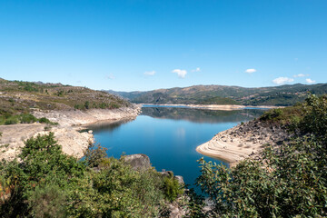 Fototapeta premium Deslumbrante vista panorâmica sobre o rio Lima no Gerês num dia ensolarado, um paraíso natural em Portugal