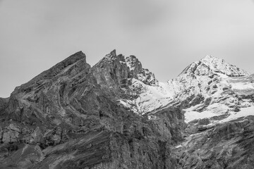 Obraz premium Le Rothorngletscher en noir et blanc vu depuis le lac Oeschinen, Oberland bernois, Suisse. 
