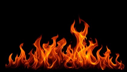 Llamas con un degradado de naranja a amarillo, elev&aacute;ndose hacia arriba, contra un fondo negro intenso, creando un contraste dram&aacute;tico
