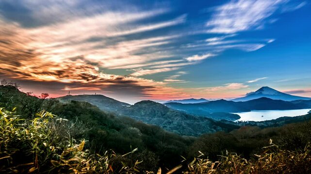富士山の背景に流れる夕焼け雲と芦ノ湖
