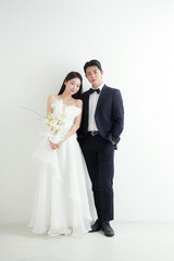 屋内で撮影をした若い男女のウエディングポートレート
