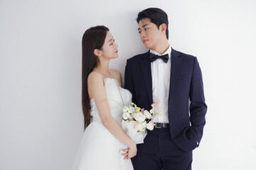 屋内で撮影をした若い男女のウエディングポートレート
