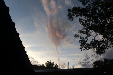 Nube estirada en atardecer