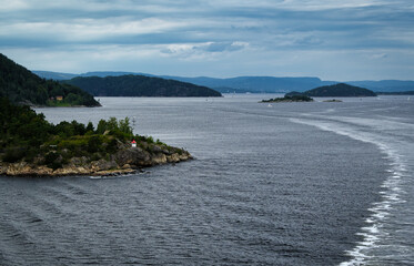 Blick vom Schiff auf den Oslofjord mit seinen zahlreichen Inseln, &uuml;ppiger Natur und ruhigem Wasser