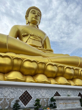 Buddha statue at Wat Paknam Phasi Charoen