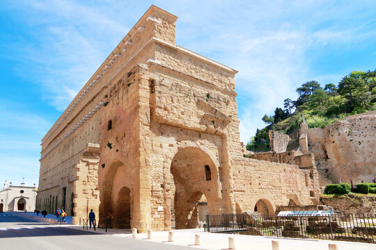 Vue ext&eacute;rieure du th&eacute;&acirc;tre romain de la petite ville d'Orange en Provence.
