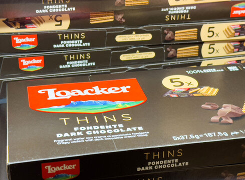 Loacker thins fondente dark chocolate wafer boxes stacked with open display