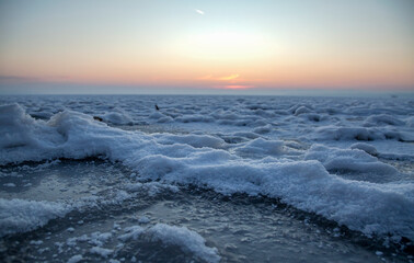 Zamarznięta tafla jeziora Goczałkowickiego, wschód słońca.  © mycatherina