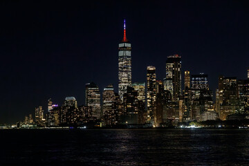 Obraz premium A night panorama of Manhattan downtown skyline, viewed from the river