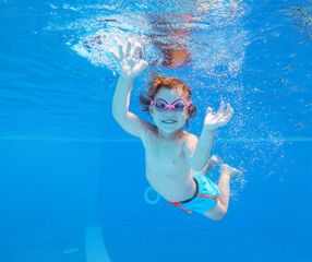 Naklejka premium Underwater Baby swimming