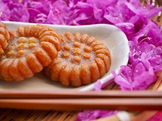 한국 전통음식 약과와 진달래