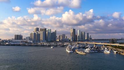 Obraz premium Skyline of Miami from Port Miami during sunset