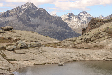 Wildromantische Alpenlandschaft im Oberengadin; Blick von der Fuorcla Surlej hinüber zum Piz Polaschin (3012) und Piz Julier (3380)