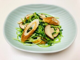 竹輪と豆苗の炒め物　椎茸入り　和食　日本料理
