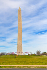 Obraz premium People walk on the lawn of the George Washington Memorial on a clear fall day in Washington DC