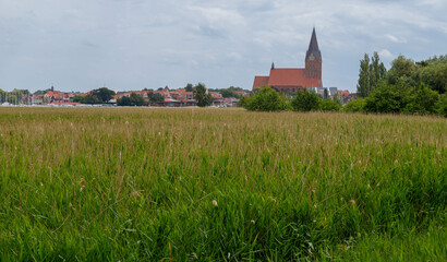 Blick auf die Silhouette von Barth am Barther Bodden. © Gottfried Carls