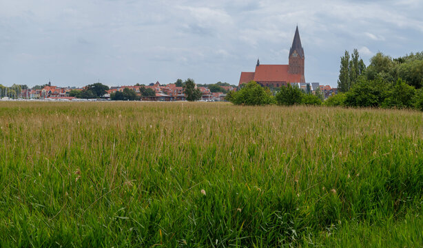 Blick auf die Silhouette von Barth am Barther Bodden.
