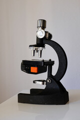 freigestelltes Lichtmikroskop in seitlicher Darstellung