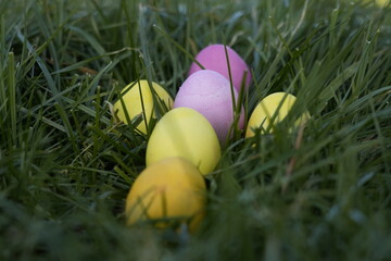 Schöne bunte Ostereier versteckt im Rasen, die ein Kreuz darstellen