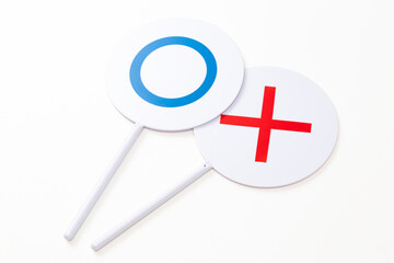 Obraz premium 白背景にマルバツ札