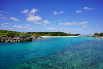 渡口の浜の青い海