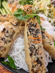 ブン・チャーゾー（揚げ春巻きのせあえ麺）