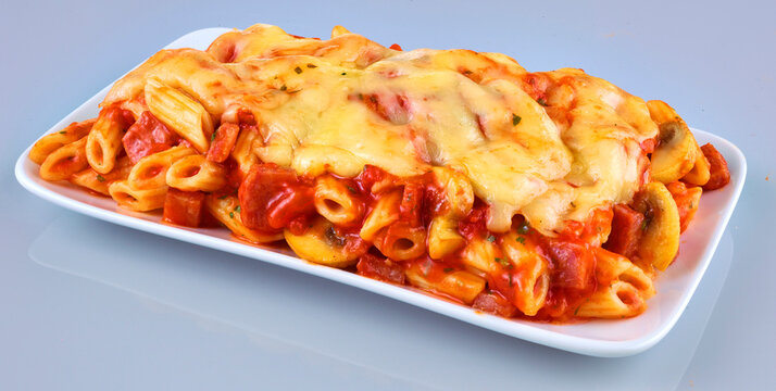 Nudelauflauf mit Tomatensauce auf weisser Platte