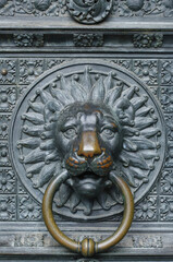 Köln, Löwenkopf als Türklopfer am Domportal