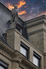 Fototapeta premium Köln, Fassade mit Statue an der Gürzenichstraße