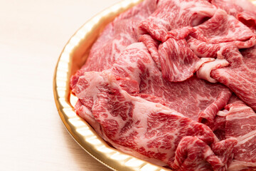 テーブルにすき焼き用の牛肩ロース肉