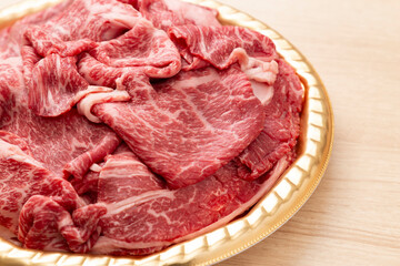 テーブルにすき焼き用の牛肩ロース肉