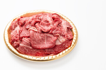 白背景にすき焼き用の牛肩ロース肉