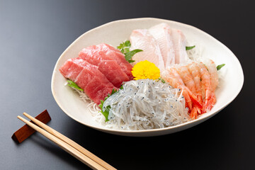 黒背景に刺身の盛り合わせ