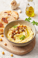 Safran Hummus with Flat Bread