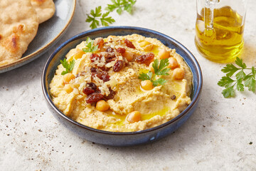 Safran Hummus with Flat Bread