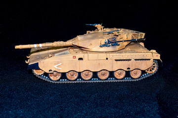 Modelismo y maquetismo. Maqueta a escala de tanque o carro de combate Merkava con camuflaje...