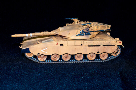 Modelismo y maquetismo. Maqueta a escala de tanque o carro de combate Merkava con camuflaje des&eacute;rtico.