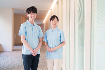 介護施設で働く男女のスタッフ
