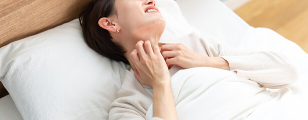 ベッドで掻きむしる女性