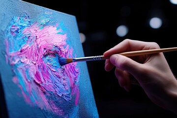 K&uuml;nstlerische Malerei: Hand erschafft abstraktes Portr&auml;t auf Leinwand

