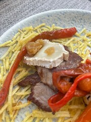 Queso de cabra con solomillo y pimientos.