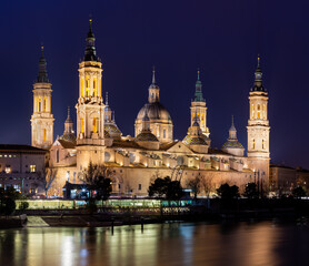 Naklejka premium Zaragoza - The Basilica del Pilar with the Ebro river at dusk.